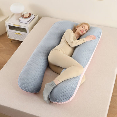 coussin-de-grossesse-sur-lit-femme-enceinte-dormant-avec