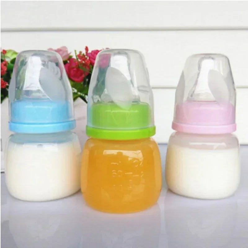 BIBERON-BEBE-en-silicone-trois-couleurs-trois-contenance-pose-sur-plancher-portable-vert