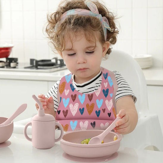bavoir-bébé-mauve-imprimé-coeurs-en-silicone-souple-et-imperméable-mauve