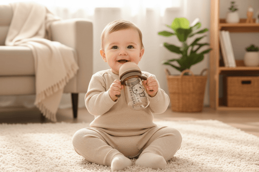 biberon-anti-colique-tenu-par-bébé-avec-fierté-serenity-ppsu-300ml-kaki