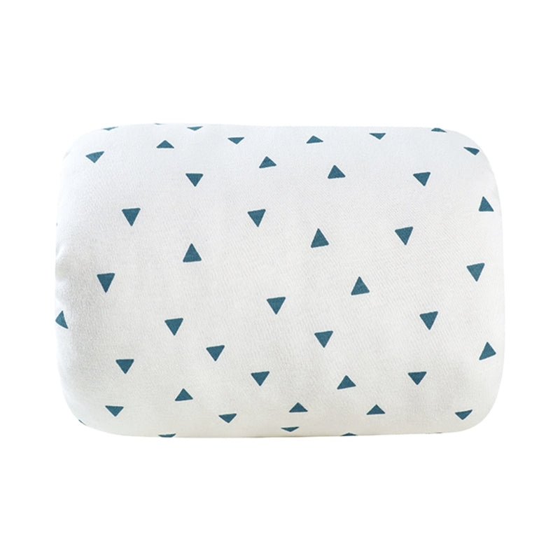 coussin d'allaitement blanc avec triangles bleus babyserenity