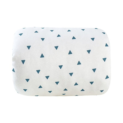 coussin d'allaitement blanc avec triangles bleus babyserenity