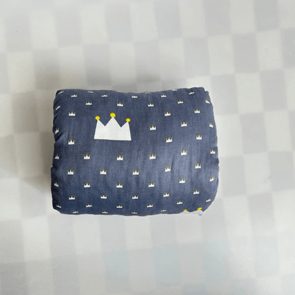 coussin d'allaitement couronnes sur fond gris foncé ZenMom