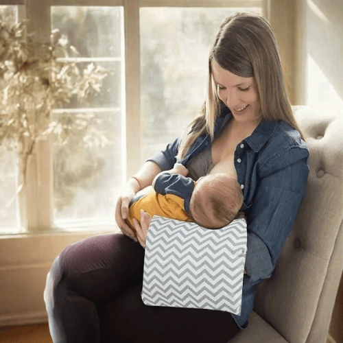 coussin d'allaitement maintient bébé hauteur parfaite sein confort-maternité