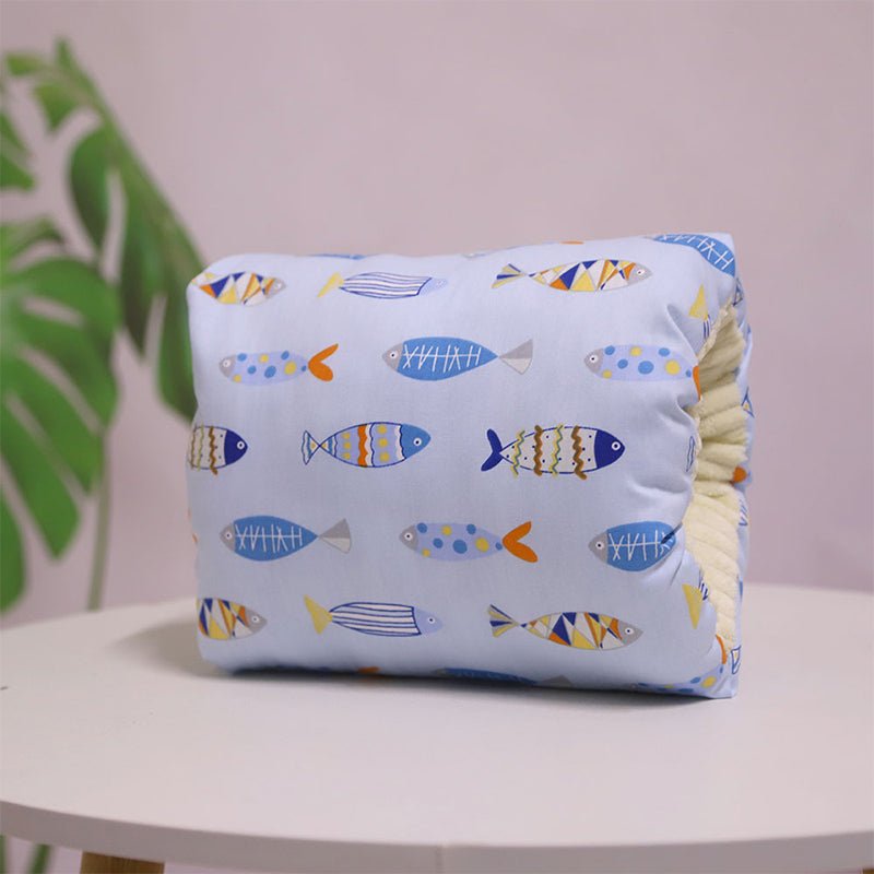coussin d'allaitement poissons sur fond bleu cozyhug