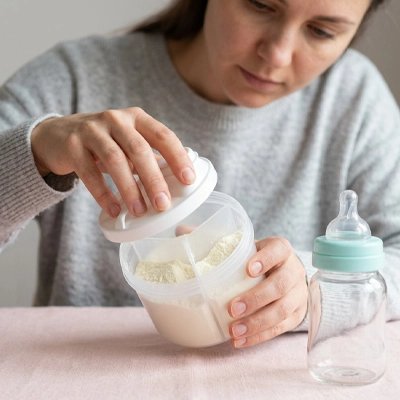 Doseur pour lait en poudre ouverture large 4 compartiments maman regardant graduation
