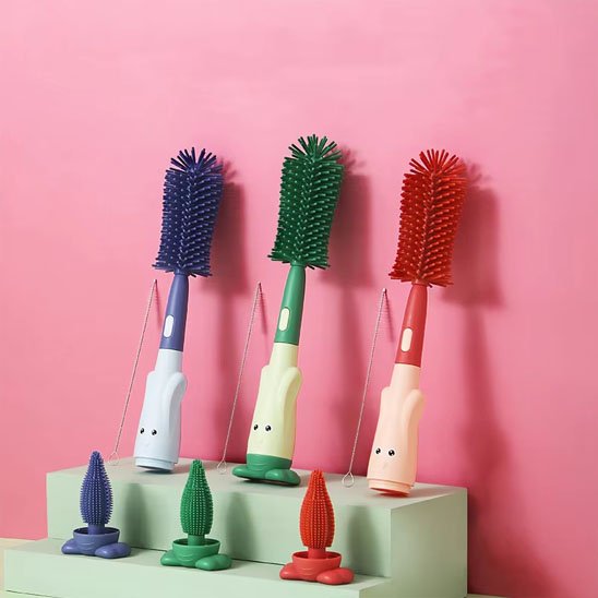 Goupillon  2-en-1 , bleu-vert-rouge  avec manche ergonomique posé sur présentoir
