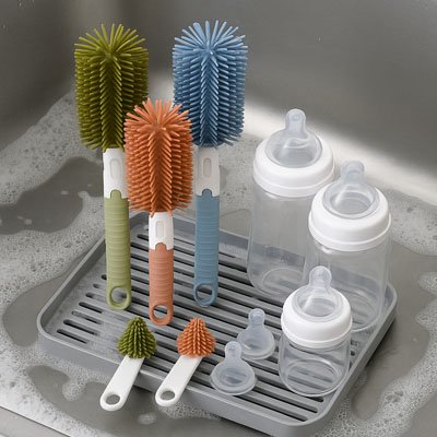 Goupillon biberons sans BPA posé sur égouttoir  séchage rapide