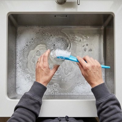 Goupillon pour biberons à poils souples main maman nettoyant biberon dans evier