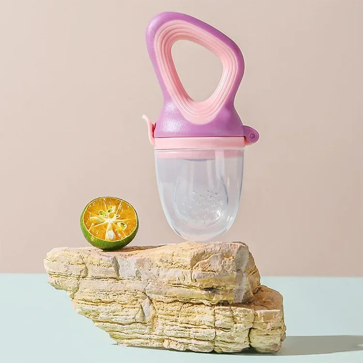 Grignoteuse-bébé-silicone-sans-bpa-sur-support-en-pierre-vue-générale
