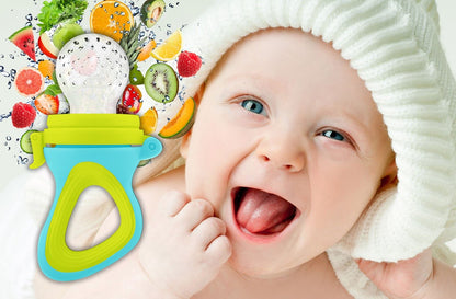 Grignoteuse-bébé-avec-fruits-compatibles-avec-bébé-souriant-à-côté
