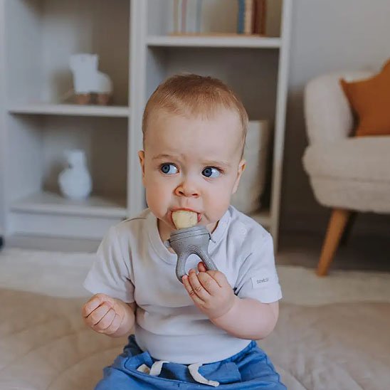 Grignoteuse bebe ergonomique bouche bébé garçon suçant
