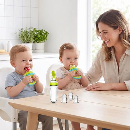 Grignoteuse-bébé-manche-ergonomique-mains-2-petits-enfants-dégustant-fruits-maman-regardant-joyeuse