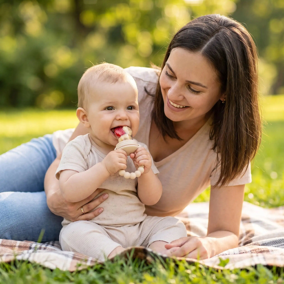 Grignoteuse-bébé-transportable-main-bébé-avec-sa-maman-park-moment-heureux