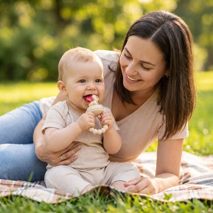 Grignoteuse-bébé-transportable-main-bébé-avec-sa-maman-park-moment-heureux